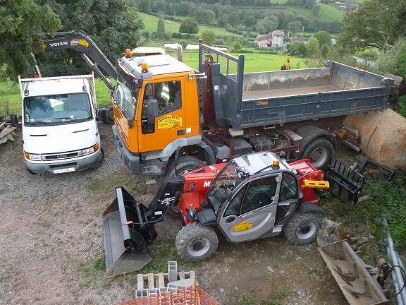 Camion, pelle et chariot télescopique de l'entreprise sur un chantier